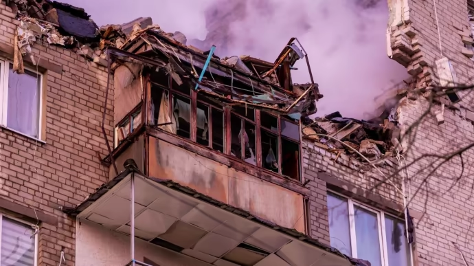 У Дніпрі розбирають завали: дрони влучили у багатоповерхівку й підприємство 