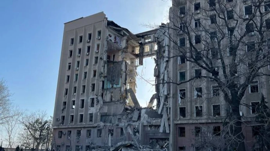 У Миколаєві чоловік вистрибнув з даху зруйнованої будівлі ОВА